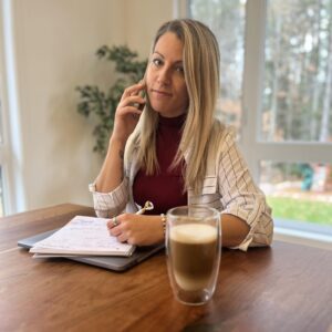 Présente Véronique Taché, co-propriétaire de VS Entretien, compagnie d'entretien après travaux des Laurentides au Quebec.